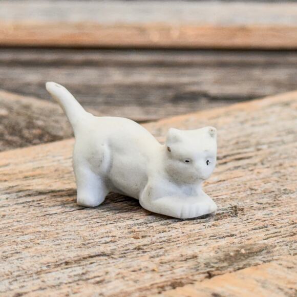 Most Adorable Collection of 9 - Vintage Miniature Cat and Kitten Figurines - Picture 8 of 10